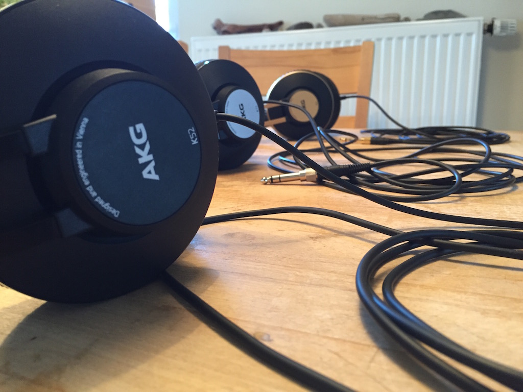Geschlossener AKG K-52 Kopfhörer für Musiker und Home-Recording in Schwarz 