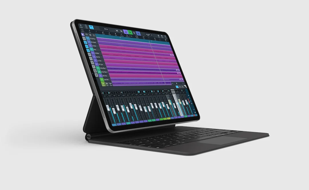 11_Cubasis_3.4_Arrange_Window_With_Mixer_iPad_With_Keyboard_White_BG_master.webp