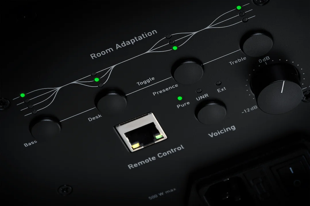 adam-audio-a-series-close-up-backplate-room-adaption.webp