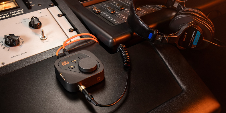 IK Multimedia  ARC ON EAR 1.3