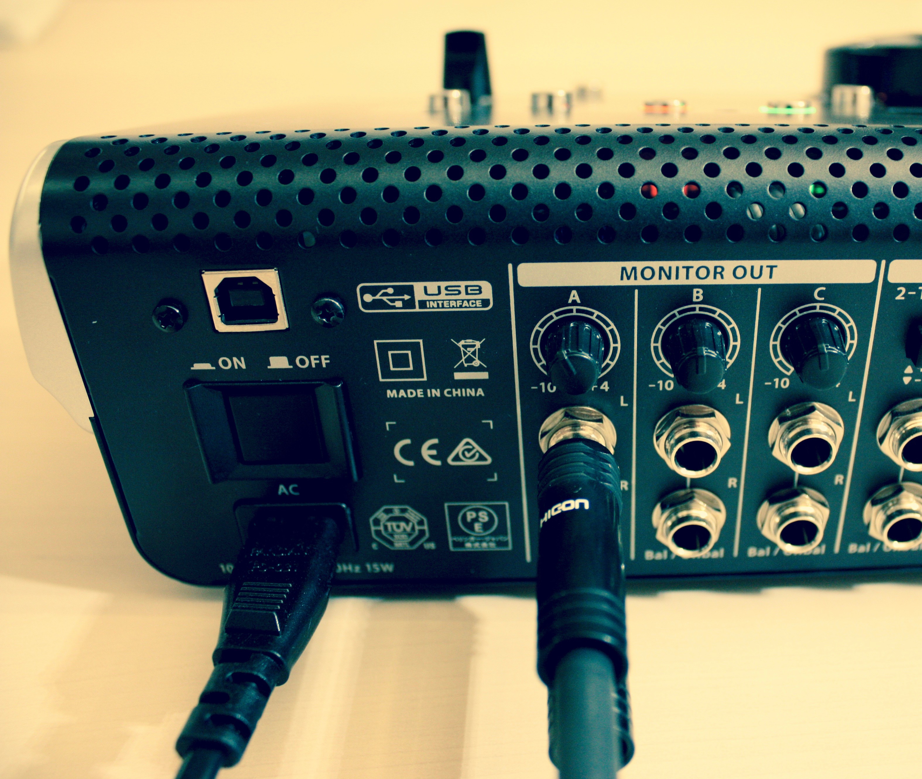 Behringer Xenyx Control2USB_Monitorausgänge.jpg