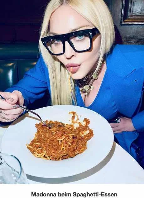 Heiße Nudel_ Popdiva Madonna posiert mit Spaghetti Bolognese | Promiflash.de.webp