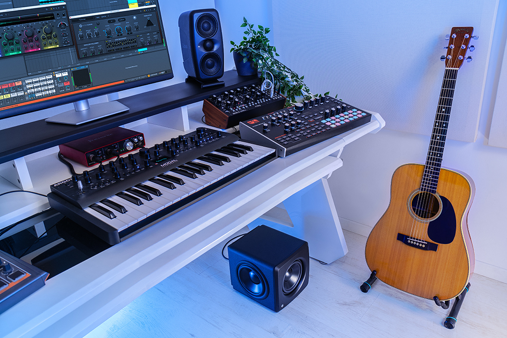 IK Multimedia  iLoud Sub