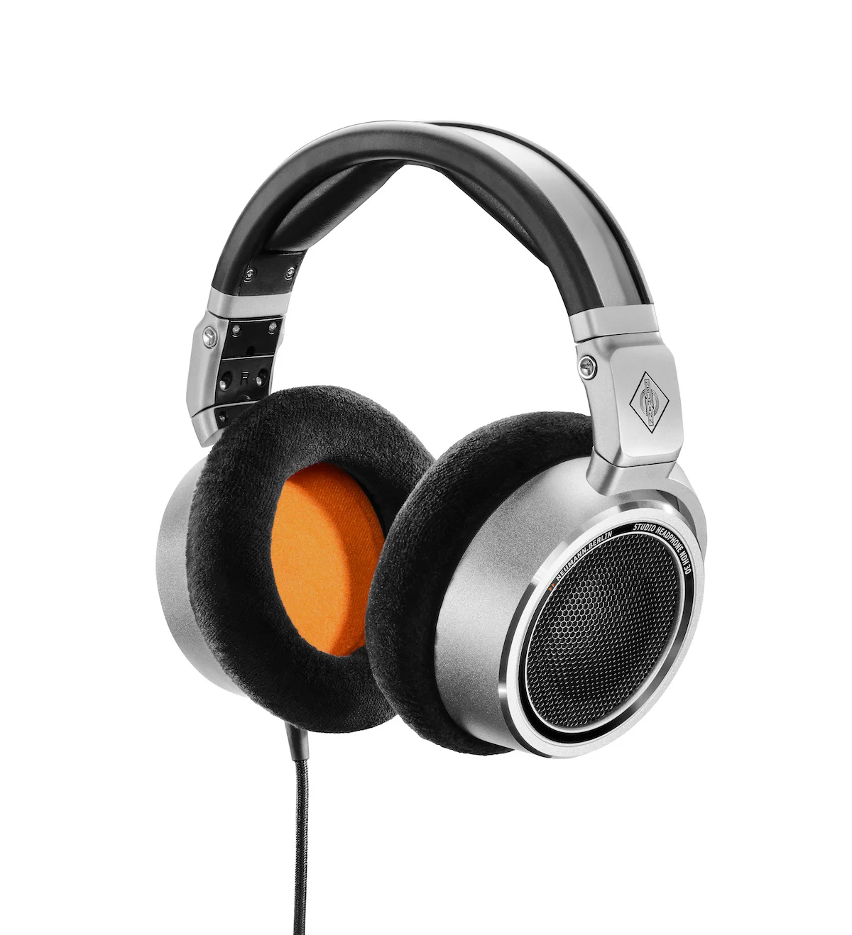 NDH-30-Diagonal-WhiteFond_Neumann-Headphone_MR.webp