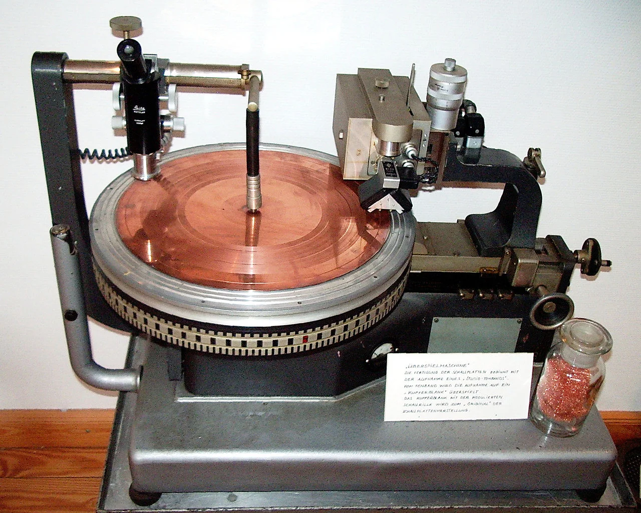 Neumann_TELDEC-DMM_Kupferfolien-Schneidemaschine (Wikipedia).webp