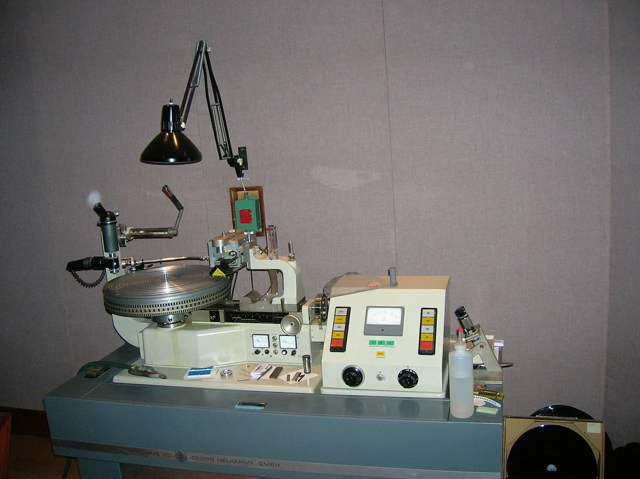 Neumann_VMS-70_Cutting_Lathe (Wikipedia).webp