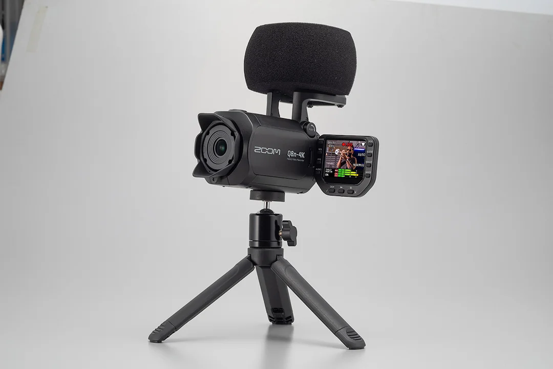 Q8n-4K_tripod_windscreen_Lenshood_press.webp