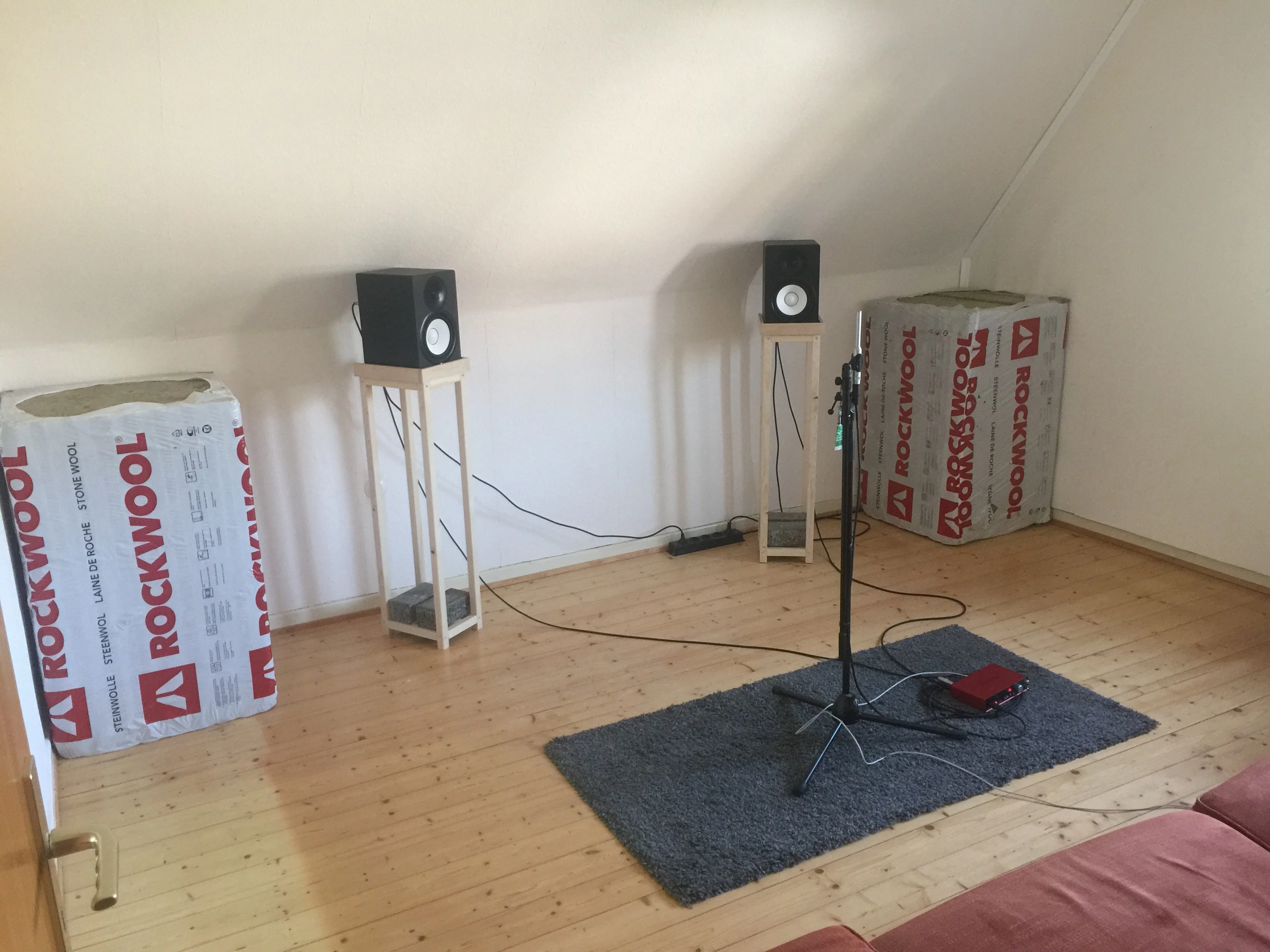 Raum mit Eckdämmung und Sofa.webp