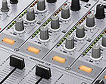 Pioneer DJM-750 - DJ-Mischpult mit Special-Effekten.jpg