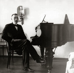 Sergei_Rachmaninoff,_1910s.jpg