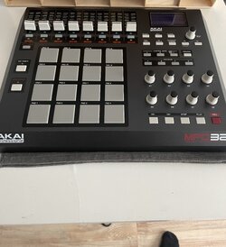 Akai MPD-32 Midi Controller