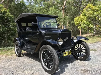 1925_Ford_Model_T_touring.webp