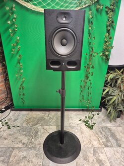 Focal Alpha 80 mit Stativ.jpg