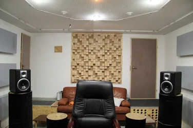 stud005_1.webp