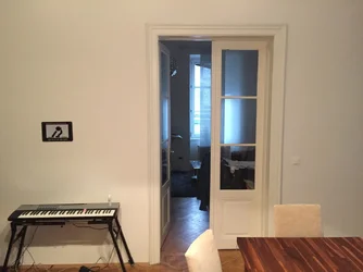 Linke Wand mit TÃ¼r.webp