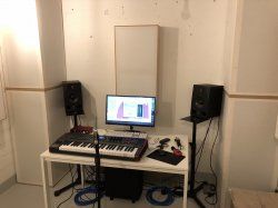 IMG_Monitore ganz an Wand - Mik Original-Position.JPG