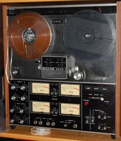 1024px-TEAC_2340.webp