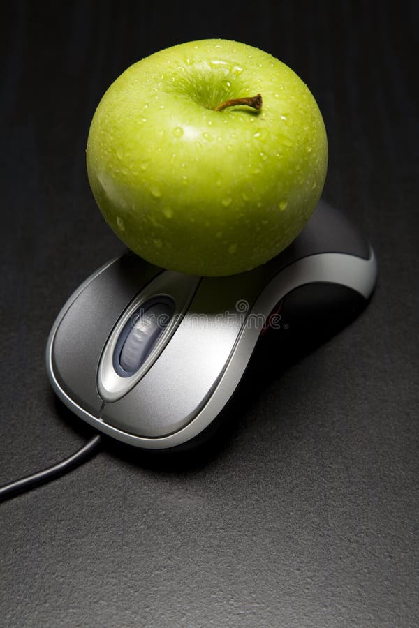 apple-computer-mouse-9500125.jpg